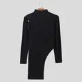 Dettaglio di maglietta nera attillata a collo alto con orlo asimmetrico e spalle scoperte - Taglia S / Top / Nero