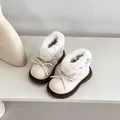 Gros plan de bottes d'hiver beiges pour enfants avec fausse fourrure et joli nœud - Pointure 22 (Longueur intérieure 14,5 cm pour pied 13,5-14 cm) / Beige