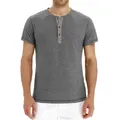 Vista detallada de una camiseta Henley gris entallada para hombre con cuello de tres botones - S / Tops / Gris Medio