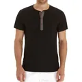 Vista detallada de camiseta Henley negra de corte entallado para hombre con tapeta de botones - S / Tops / Negro