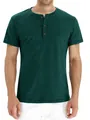 Vista detallada de una camiseta Henley clásica de manga corta verde oscuro para hombre - S / Tops / Verde Oscuro