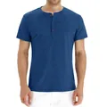 Vista frontal de una camiseta Henley azul vintage para hombre de manga corta y corte entallado. - S / Tops / Azul marino