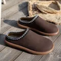 Gemütliche braune Plüsch-Clogs mit dicker rutschfester Sohle und Webkanten-Detail. - 35 / Braun
