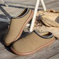 Nahaufnahme von khakifarbenen Wildleder-Clogs mit Plateausohle und gewebtem Rand. - 35 / Aprikose