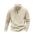Detalle del material de forro polar grueso en un jersey de hombre con cuello alto y cremallera - Caqui