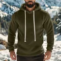 Detailansicht eines olivgrünen Polarfleece-Kapuzenpullovers für Herren mit weißen Kordeln - Armeegrün