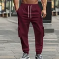 Detailansicht der burgunderroten Fleece-Cargo-Jogginghose für Herren mit Taschen. - Burgunderrot