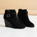 Élégantes bottines compensées noires en daim avec une boucle stylée et fermeture éclair latérale. - 35 / Noir