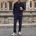 Détail de l'ensemble chemise et pantalon en velours côtelé bleu marine pour hommes chic. - S / Haut Et Bas / Bleu marine
