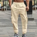 Nahaufnahme der cremefarbenen Fleece-Cargo-Jogginghose mit Kordelzug und Taschen. - Aprikose