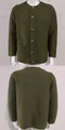 Vista dettagliata fronte e retro di un cardigan da uomo verde oliva in maglia a nido. - Verde militare