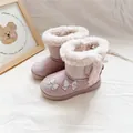 Nahaufnahme rosa Mädchen-Winterstiefel mit Plüschfutter und Schleifenstickerei. - Größe 14.0 (Ca. 14cm Innenlänge) / Milchkaffee