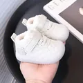 Zapatos de bebé acolchados crema con forro polar suave y cierre de velcro cómodo - Pack de 5 Pares (Tallas 21-25) / Blanco