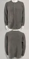 Viste dettagliate fronte e retro di un cardigan da uomo in maglia grigia con bottoni - Grigio