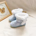 Detail von hellblauen Kinder-Schneestiefeln mit Kunstfell und Schneeflocken-Stickerei - Größe 14.0 (Ca. 14cm Innenlänge) / Eisblau