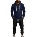 Gros plan sur un ensemble sweat à capuche bleu marine et pantalon cargo noir pour homme - Haut Bleu Marine Short Noir