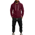 Détail du survêtement lourd pour hommes avec sweat à capuche bordeaux et jogging cargo noir - Haut Rouge Vin Short Noir