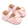 Dettaglio scarpe Mary Jane rosa per neonata con fiocco in tessuto e finitura PU lucida - Rosa