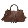 Klassische braune Leder-Tote-Tasche mit Quasten und verstellbarem Schultergurt - Quasten-Stil / Kaffeebraun