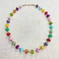 Levendige regenboog kralenketting in dopaminestijl op getextureerd linnen doek - Gekleurde rocailles en abacus kralen (38+5 cm)