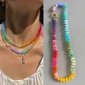Gedetailleerd overzicht van een levendige regenboog abacus kralenketting op een model en plat - Paars Rood Oranje Blauw (43cm)