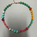 Gedetailleerd overzicht van regenboog abacus kralen op een dopamine stijl ketting - Roze, blauw, groen en geel (38+5 cm)
