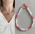 Kleurrijke regenboog parelketting met gouden hart hanger en gelaagd kettingontwerp - Wit, paars, groen en rood (38+5 cm)