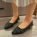 Vue détaillée de ballerines pointues en tweed noir et blanc pour femmes avec talon doré - Noir