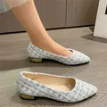 Vue détaillée des chaussures en tweed à bout pointu pour femmes avec talon doré - Blanc Cassé