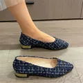 Vue détaillée de chaussures plates en tweed bleu marine à bout pointu et talon doré - Bleu