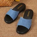 Detailansicht der stylischen blauen Denim Keilsandalen für Damen mit schwarzer Sohle - Hellblau