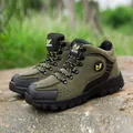 Detailaufnahme der olivgrünen Outdoor-Wanderschuhe mit robuster Gummisohle auf natürlichem Fels - 39 / Armeegrün Gelb / Armeegrün