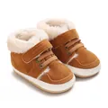 Warme braune Babystiefel für den Winter mit weißem Plüschfutter und weicher Gummisohle. - Braun