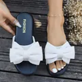 Primer plano del lazo blanco con textura en elegantes sandalias planas de playa mujer - 36 / Blanco Roto