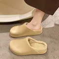 Detailansicht von warmen beigen Winter-Clogs mit Plüschfutter und wasserdichtem Obermaterial - Khaki