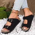 Nahaufnahme stilvoller schwarzer Kork-Sandalen für Damen mit zwei Schnallen auf Kies - 35 / Schwarz