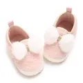 Süße rosa flauschige Babyschuhe für Mädchen mit weißen Bommelschleifen und weichen Sohlen - Rosa