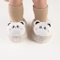 Close-up van schattige panda baby winterschoentjes met zachte fleecevoering en pluizig imitatiebont - Cartoon Beer (6192-6)