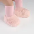 Detail van zachte roze harige winter babyschoentjes voor baby's in de leeftijd 0-1 jaar - Roze