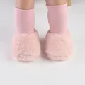 Close-up van roze pluizige baby-loopschoenen met geïntegreerde gebreide sokken voor de winter - Roze (6192)