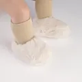 Detail van warme beige imitatiebont baby loopschoentjes met gebreide enkelboorden - Abrikoos