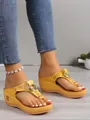 Vista detallada de sandalias de cuña amarillas con anillo dorado y diseño calado - Amarillo