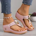 Primer plano de sandalias de cuña rosas con hebilla metálica y tobillera de perlas elegante - 36 / Rosa