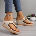 Vista detallada de sandalias de cuña beige con hebilla y logotipo B - 36 / Blanco Roto