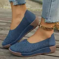 Vista detallada de mocasines azules con patrones florales cortados con láser en deck - Azul