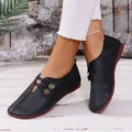 Primer plano de zapatos planos casuales negros de cuero suave con detalles de botones. - 36 / Negro