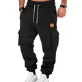Vista detallada de pantalones cargo negros para hombre con multibolsillos y cordón - Negro