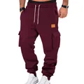 Detalle de los pantalones cargo granate para hombre con múltiples bolsillos - Burdeos