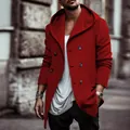 Detailopname van een stijlvolle rode heren trenchcoat met capuchon en dubbele knopen - Rood