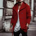 Stilsicherer roter Herren-Trenchcoat mit Kapuze und zweireihiger Knopfleiste für den Frühling - Rot